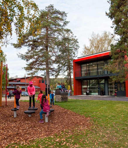 Barn som leker på lekeapparat i skolegården